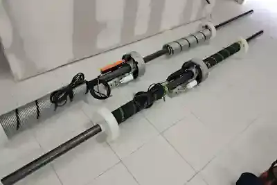 Dos eixos tubulars motoritzats preparats al taller abans de muntar-los al calaix