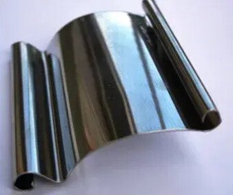 Detall de persiana metàl·lica de vareta o tisora per a local comercial, disseny de reixa oberta per a visió total. persianes metàl·liques per a locals