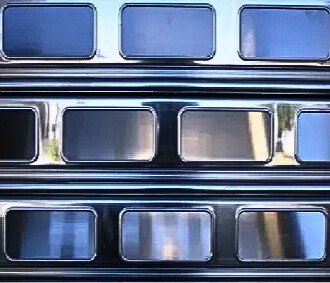 Detall de lama encunyada per a persiana comercial, mostrant finestretes rectangulars que permeten alta visibilitat i ventilació. persianes metàl·liques per a locals