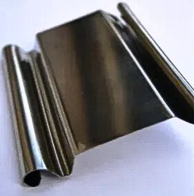 Detall de lama cega metàl·lica per a persiana de local, superfície completament sòlida i opaca per a màxima seguretat. persianes metàl·liques per a locals